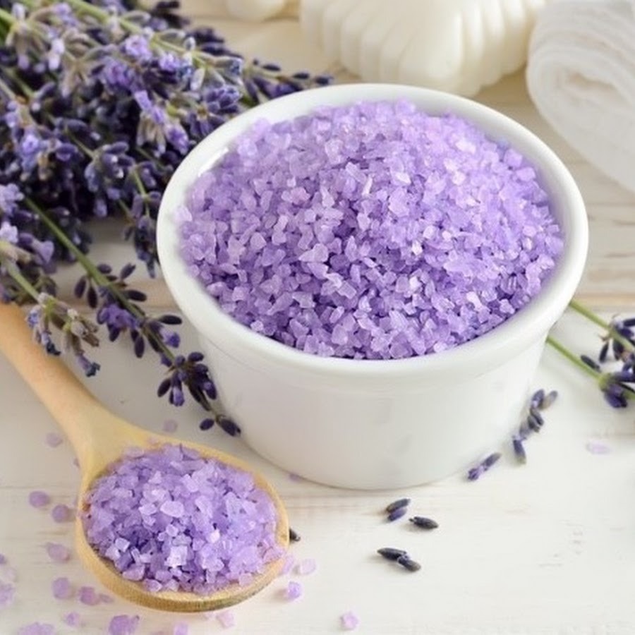 Lavandas vannas sāls baltā bļodiņā